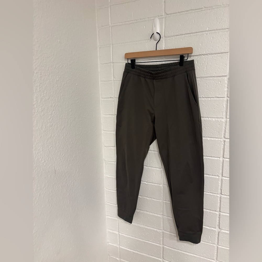 Uniqlo men’s olive green jogger pants